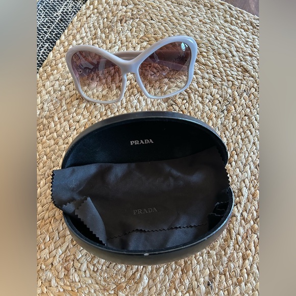 Prada sunglasses - Picture 2 of 9